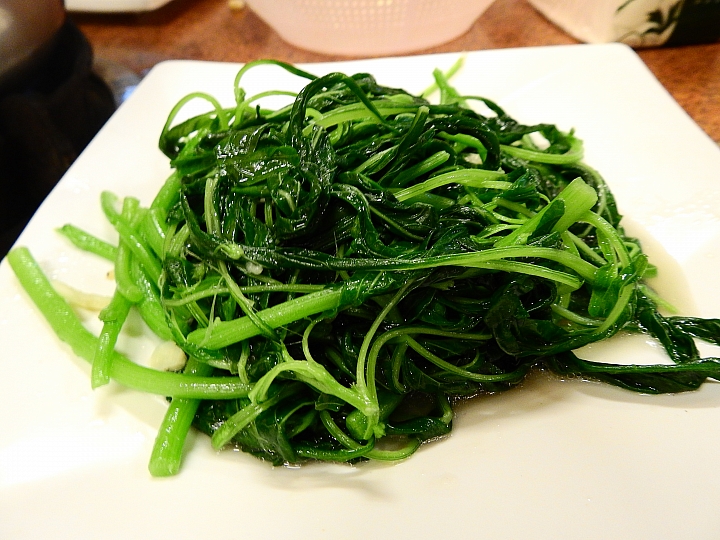 自家供應網室有機蔬菜，賣完就沒有，遠近知名崁頂"老牌羊肉"。