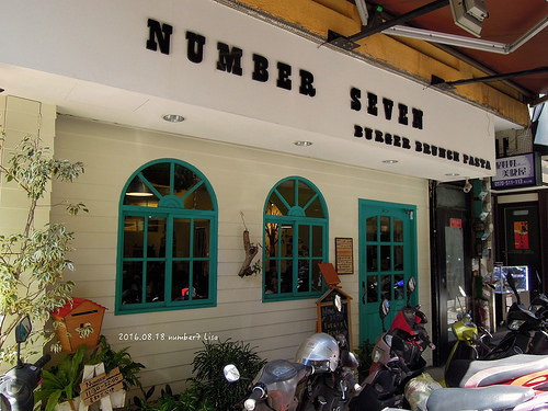 [食記] 新北 淡水 NUMBER7 - 英專路巷子裡的美式漢堡店，看那充滿罪惡但超好吃的花生起司牛肉堡（近淡水捷運站）