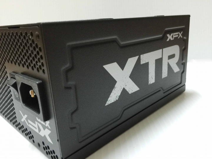 全模組化 Hybrid風扇控制 XFX XTR550金牌電源