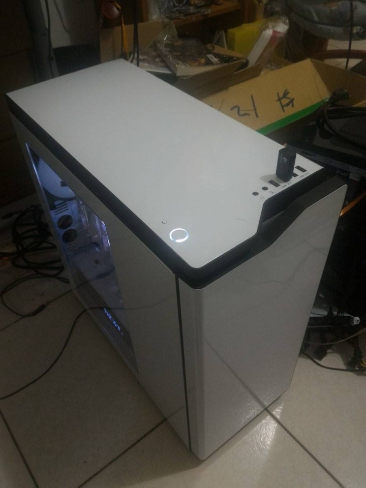 DIY電腦分享：雪地迷彩為主，白色系為輔，簡約但不失高貴路線。