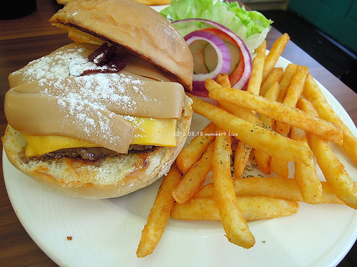 [食記] 新北 淡水 NUMBER7 - 英專路巷子裡的美式漢堡店，看那充滿罪惡但超好吃的花生起司牛肉堡（近淡水捷運站）