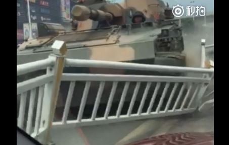 解放軍坦克路上甩尾 撞車後竟肇事逃逸