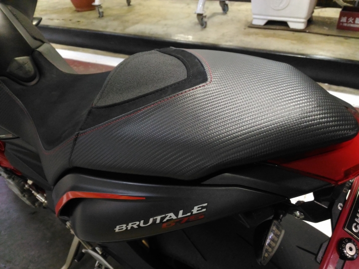 [分享] MV AGUSTA BRUTALE 800 加裝 LUIMOTO椅墊