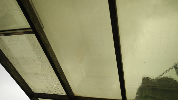 請問採光罩玻璃表面處理一問