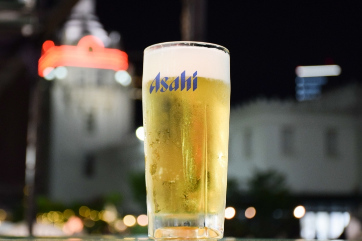 在別具風格地日本橋啤酒花園裡向夏日舉杯