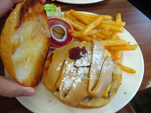 [食記] 新北 淡水 NUMBER7 - 英專路巷子裡的美式漢堡店，看那充滿罪惡但超好吃的花生起司牛肉堡（近淡水捷運站）