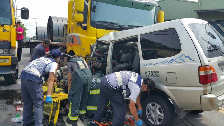 廂型車與拖板車對撞