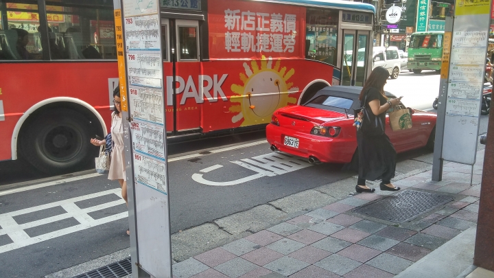新店區停車停在公車專用停靠區玩手機