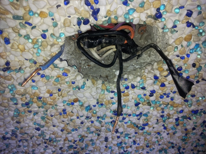 請問各位大哥家裡原本1個電燈開關內有3條電線，想改1開關控制電燈+1插座使用，問題複雜請看內文。