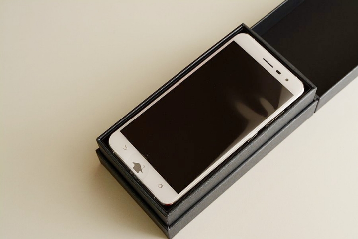 [開箱] 拍照、續航前段班手機-月光白ASUS ZENFONE3 ZE552KL 4G/64G
