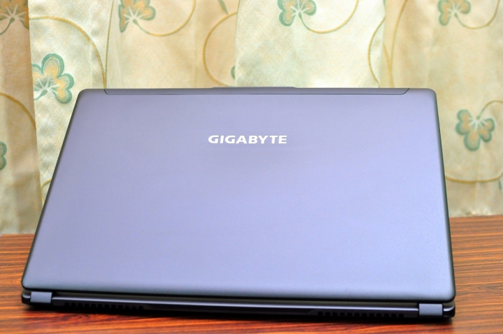 GIGABYTE P37X V6 搭配SHARP 4K UHD面板，讓色彩更上一層樓