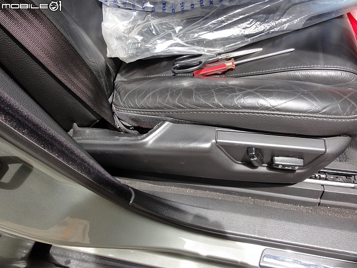 [DIY分享] VOLVO XC90座椅側蓋板自行更換
