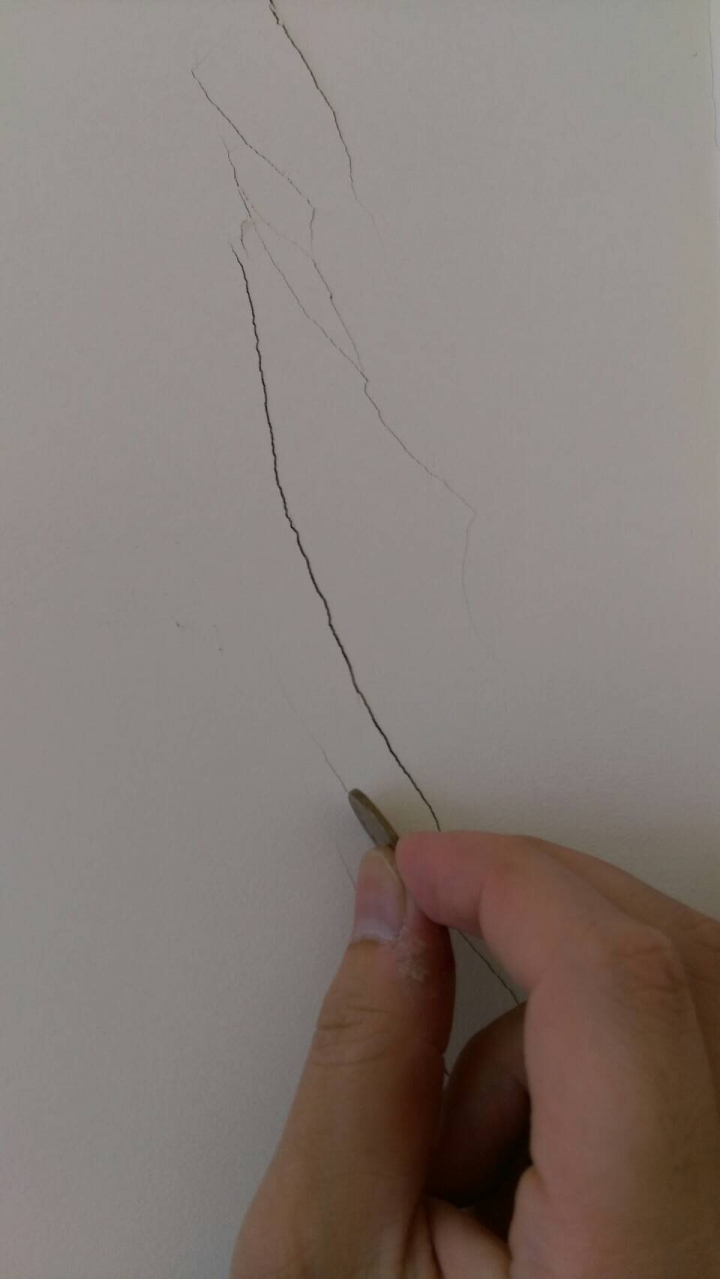 主臥、次臥牆壁裂痕問題