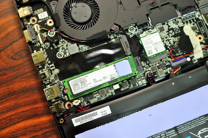 GIGABYTE P37X V6 搭配SHARP 4K UHD面板，讓色彩更上一層樓