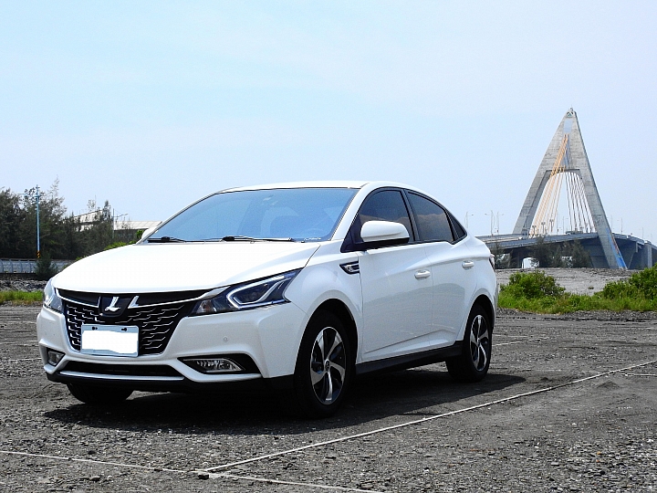 Luxgen S3有日行燈，亮了更漂亮。(附錄美濃瓜採收)