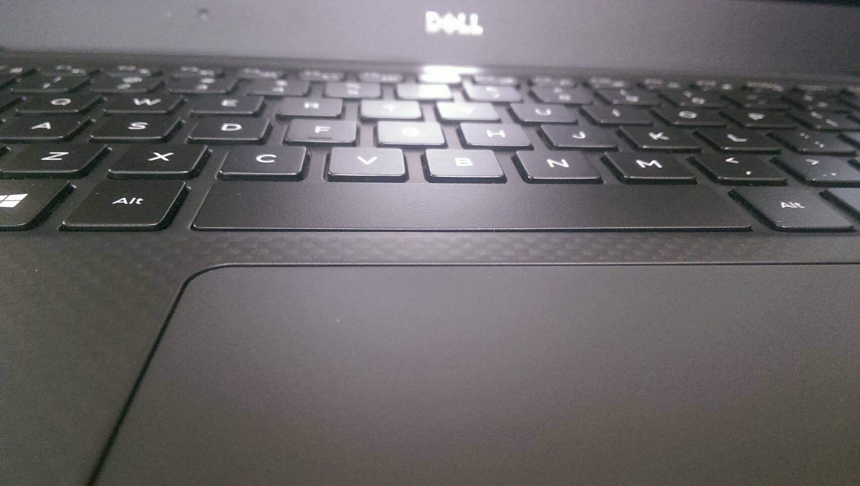 請求擁有 XPS15 的各位大大協助幫忙