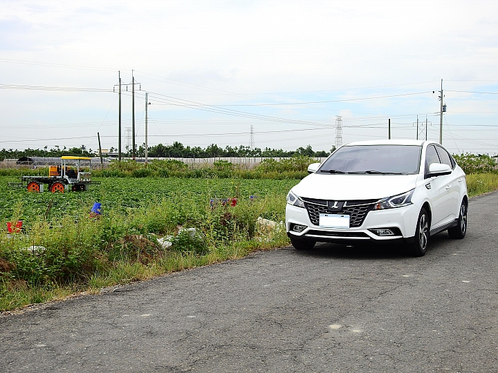Luxgen S3有日行燈，亮了更漂亮。(附錄美濃瓜採收)