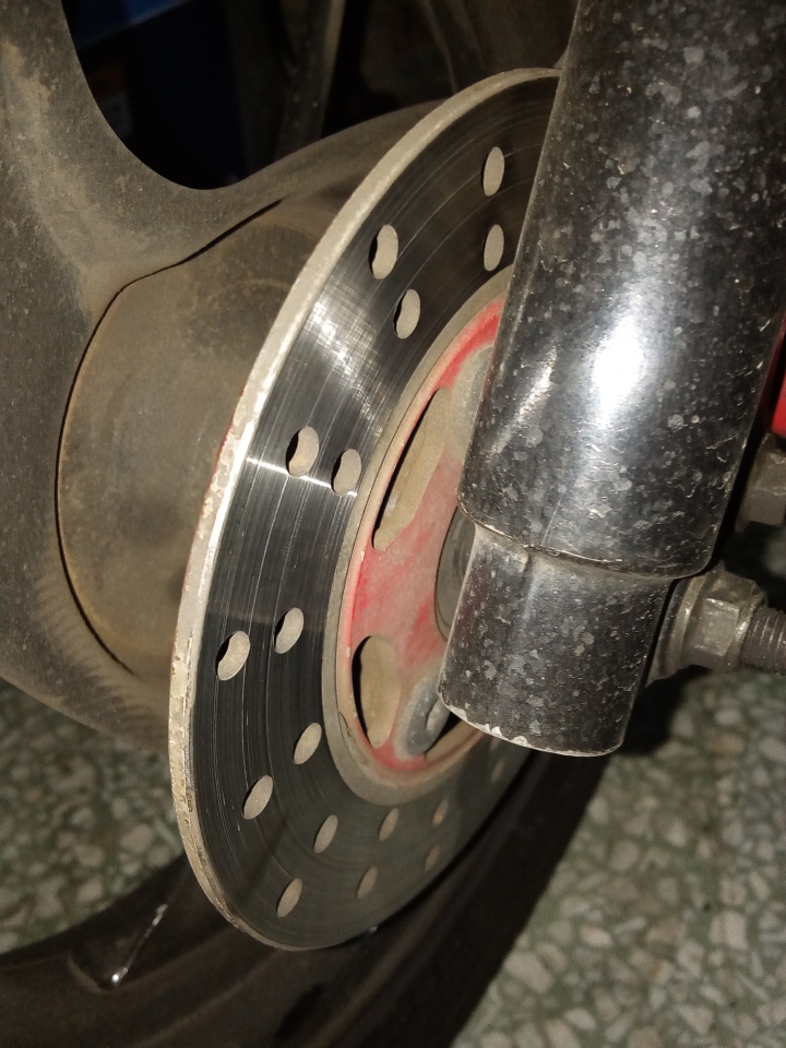 RS100 前碟盤騎乘里程使用5萬3公里 煞車一直會有異音是否該換了?