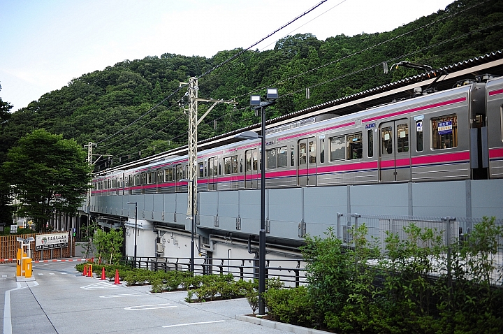 搭京王電鐵，遊西東京。高尾山纜車。深大寺_鬼太郎茶屋