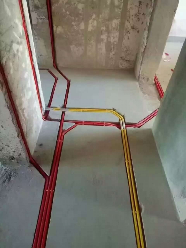 道管鋪這成樣，就別鋪地磚算了！