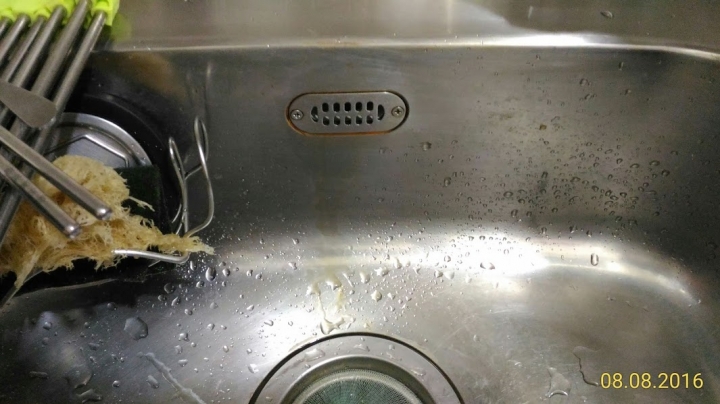 請問有人知道廚房流理台洩水孔為什麼會這樣嗎?