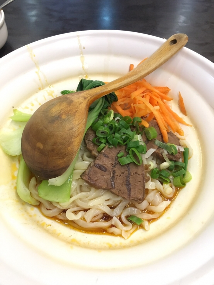 【美食。食記】台北市 中山區 神仙川味牛肉麵 肉乾略硬，湯似泡麵？！