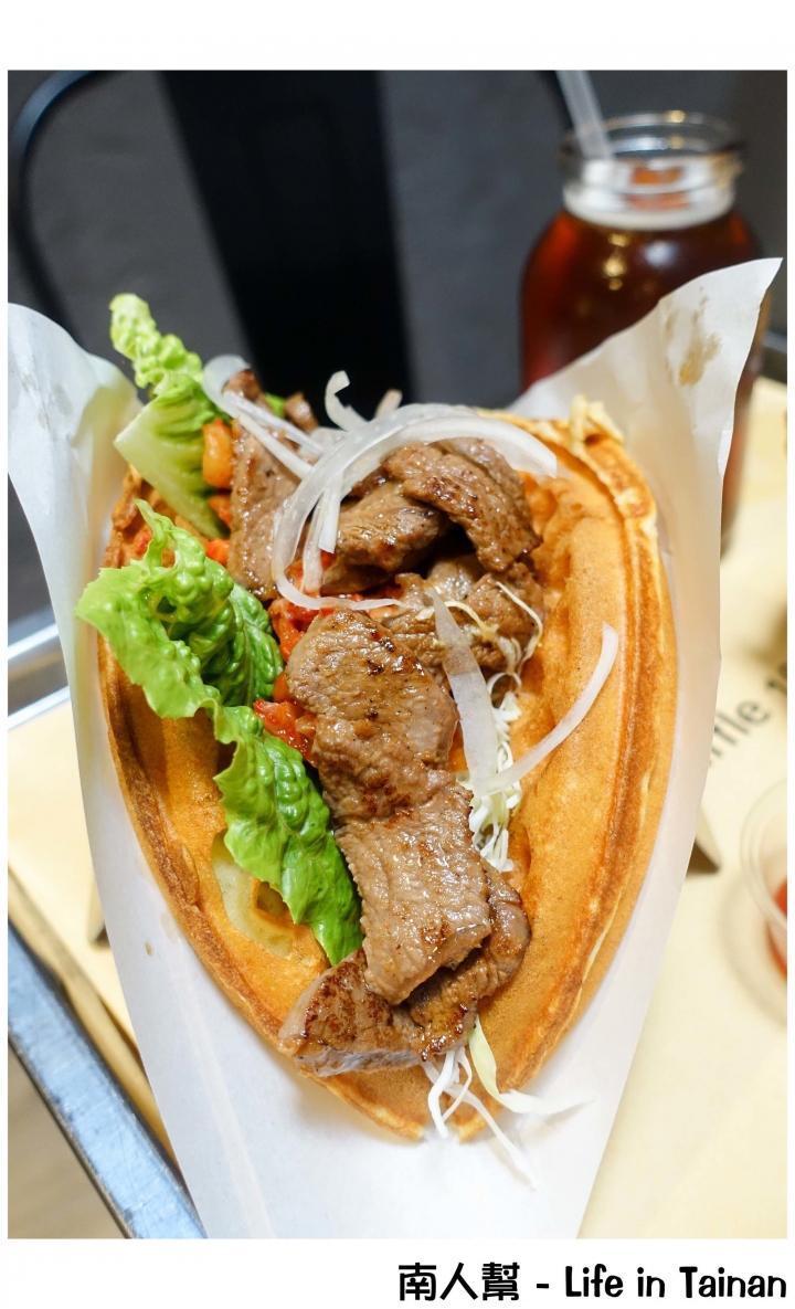 【台南市東區-美食】軟Q鬆餅夾著多汁雞排吃，創意新吃法~~鬆餅拾陸號Waffle16(成大商圈)