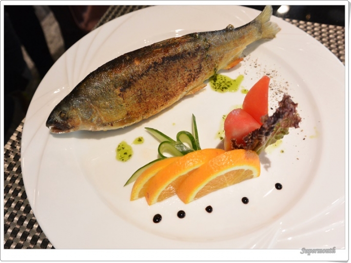 【埔里美食】牛耳．雕之森鐵板燒餐廳~大啖極品爆卵香魚與帝王蟹