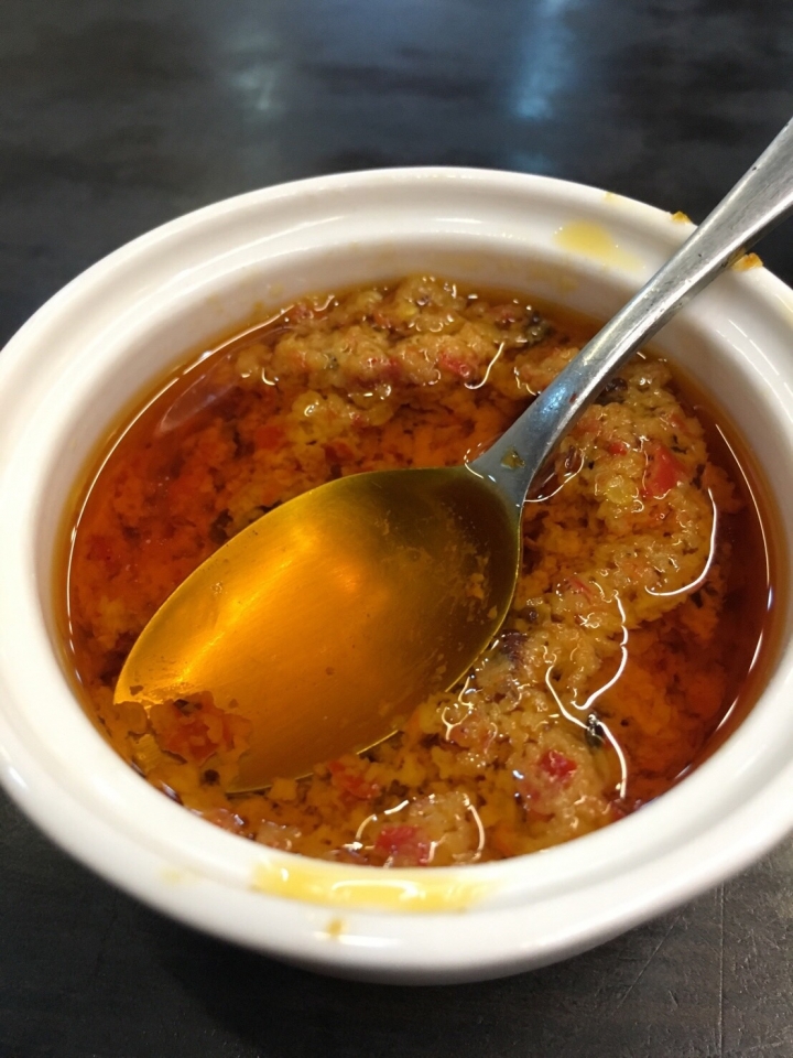 【美食。食記】台北市 中山區 神仙川味牛肉麵 肉乾略硬，湯似泡麵？！