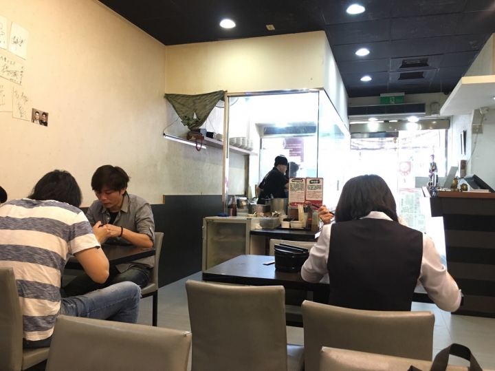 【美食。食記】台北市 中山區 神仙川味牛肉麵 肉乾略硬，湯似泡麵？！