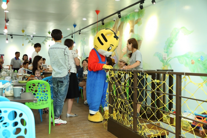[台北]天母Hello!Jazz!親子餐廳,來數數有幾隻可愛動物,還有小朋友最愛的玻璃沙屋  by蛋拔