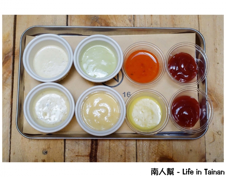 【台南市東區-美食】軟Q鬆餅夾著多汁雞排吃，創意新吃法~~鬆餅拾陸號Waffle16(成大商圈)