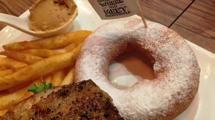 ㊥ 公館站✰HATER CAFE✰甜甜圈漢堡特色賣點強，BBQ烤半雞教人吮指回味