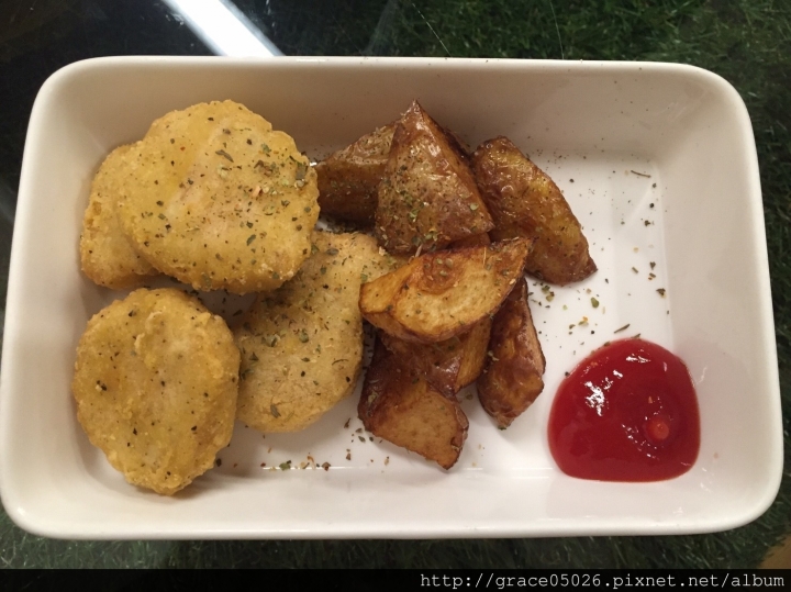 【食記】高雄☼楠梓  週日休Pasta&food**工業風輕食餐廳**