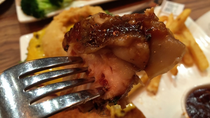 ㊥ 公館站✰HATER CAFE✰甜甜圈漢堡特色賣點強，BBQ烤半雞教人吮指回味