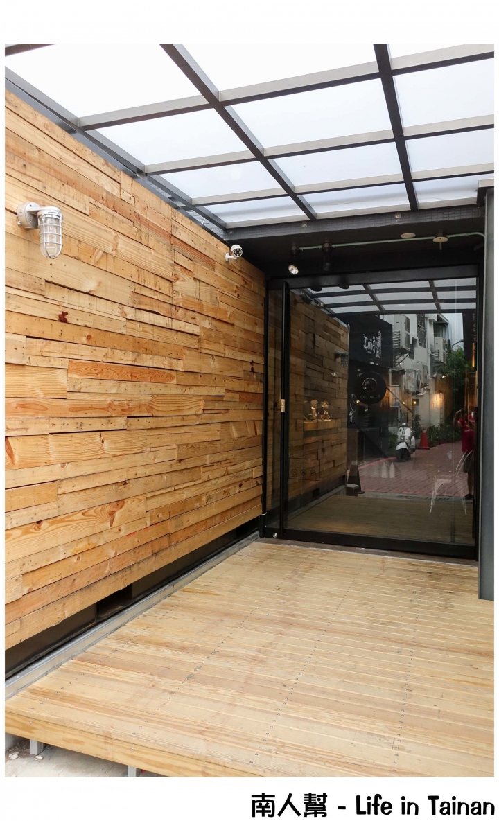 【台南市東區-美食】軟Q鬆餅夾著多汁雞排吃，創意新吃法~~鬆餅拾陸號Waffle16(成大商圈)