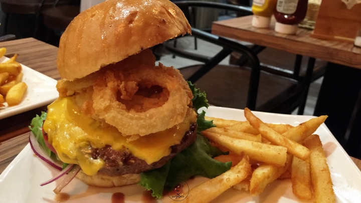 ㊥ 公館站✰HATER CAFE✰甜甜圈漢堡特色賣點強，BBQ烤半雞教人吮指回味