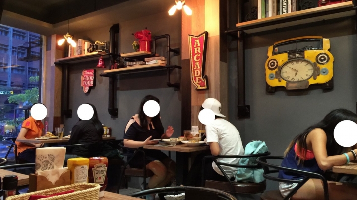 ㊥ 公館站✰HATER CAFE✰甜甜圈漢堡特色賣點強，BBQ烤半雞教人吮指回味