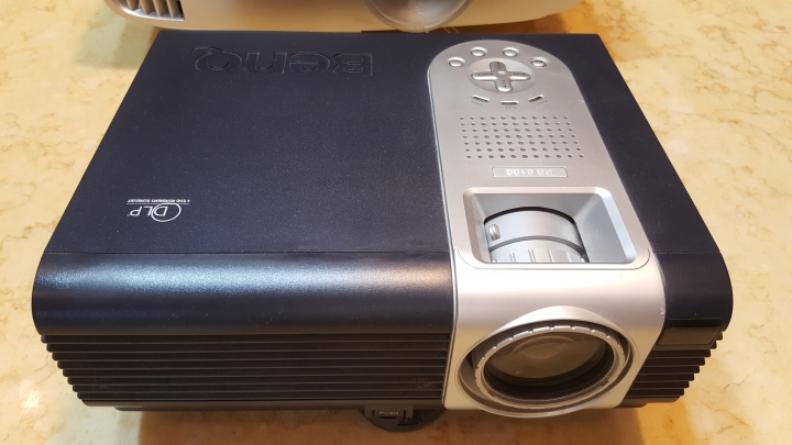 BenQ W2000 側投導演機使用心得分享