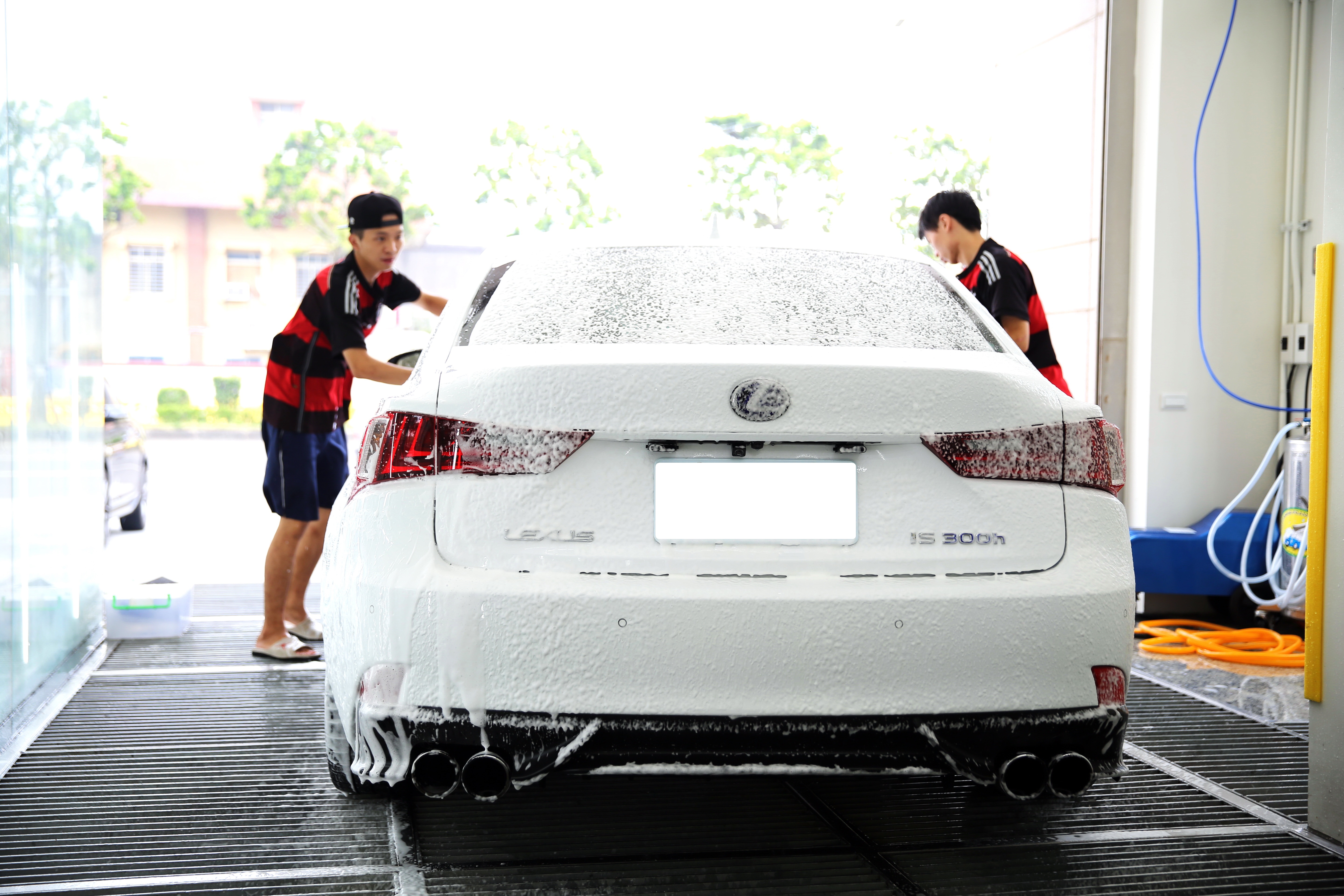 一台能靜能動陪我上山下海體驗人生的好車" IS300h F Sport " 之三萬多公里心得文！