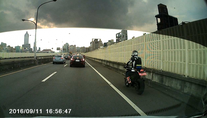 這  違規嗎  市民高架上