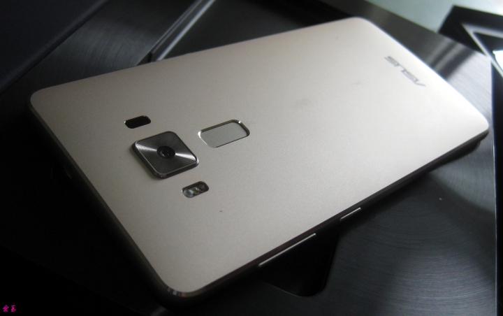 ZenFone3 Deluxe (ZS570KL) 簡易開箱+外觀快覽