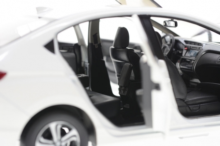 紀念第一部新車的1:18廣汽鋒範CITY模型車