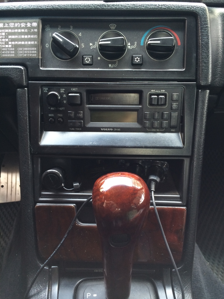 Volvo 940陸地坦克裝備升級Part 5：電裝整合[點菸器+雙USB車充+電壓表]