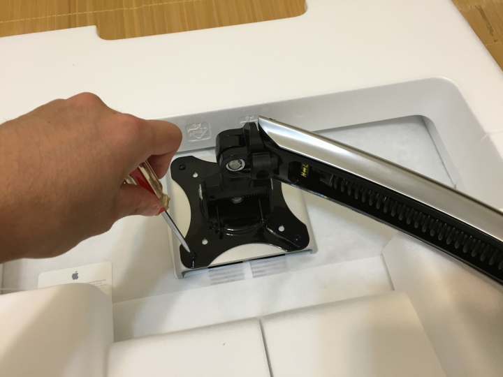 2015 late 21.5" iMac Retina 4K VESA版開箱 + iErgoArm螢幕支架