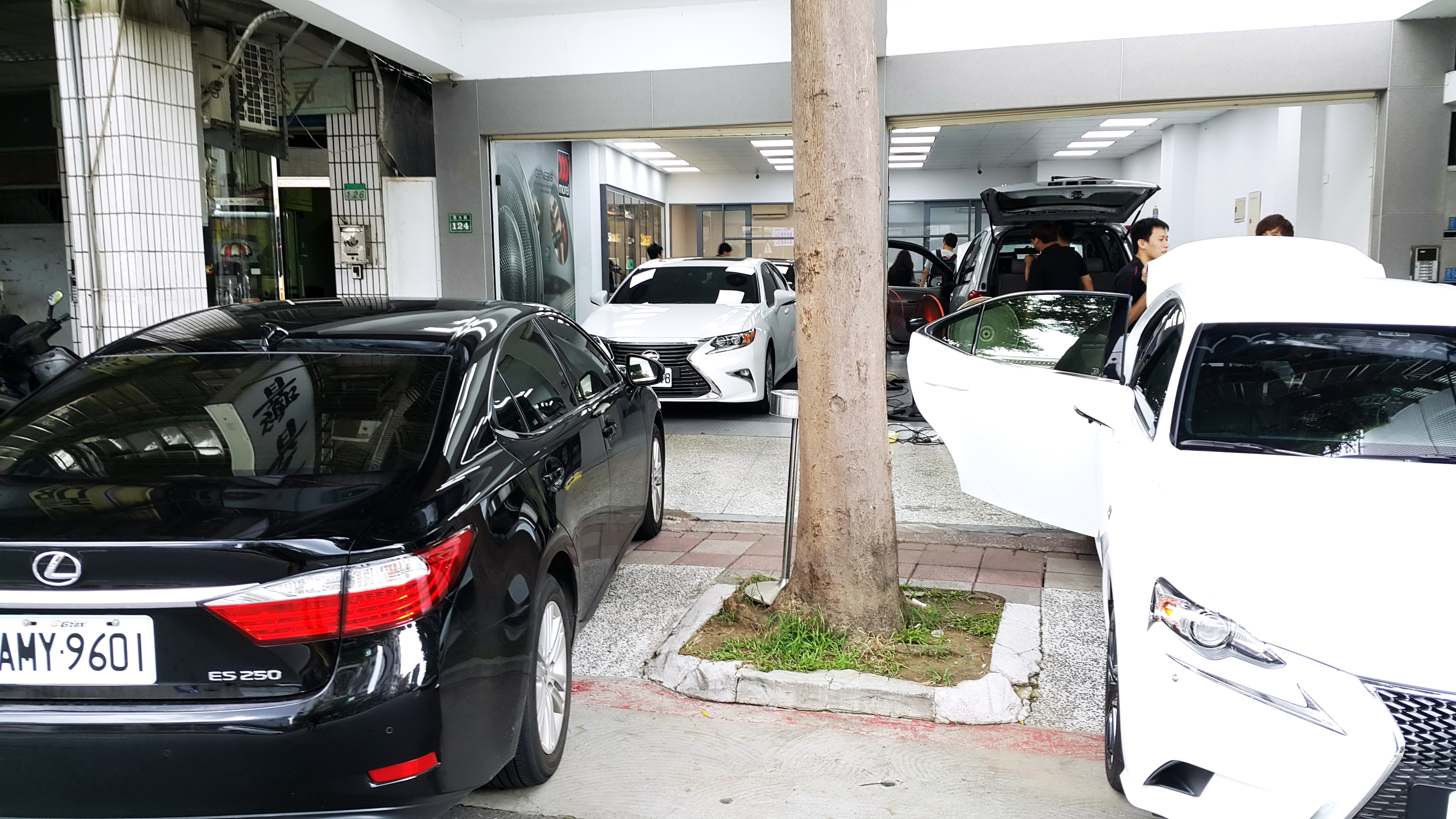 一台能靜能動陪我上山下海體驗人生的好車" IS300h F Sport " 之三萬多公里心得文！