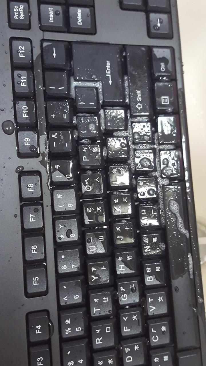 [開箱]御宅族專屬，I-ROCKS IRK32W 水洗鍵盤！