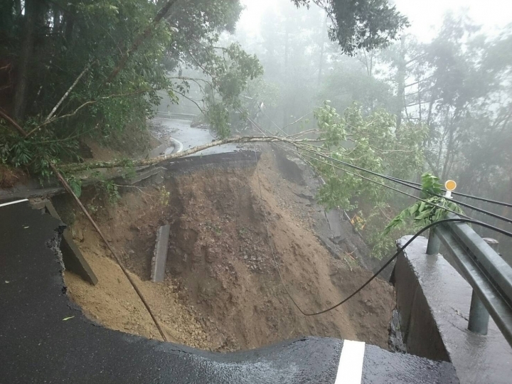 台7線北橫....梅姬颱風後觸目驚心的路況!!