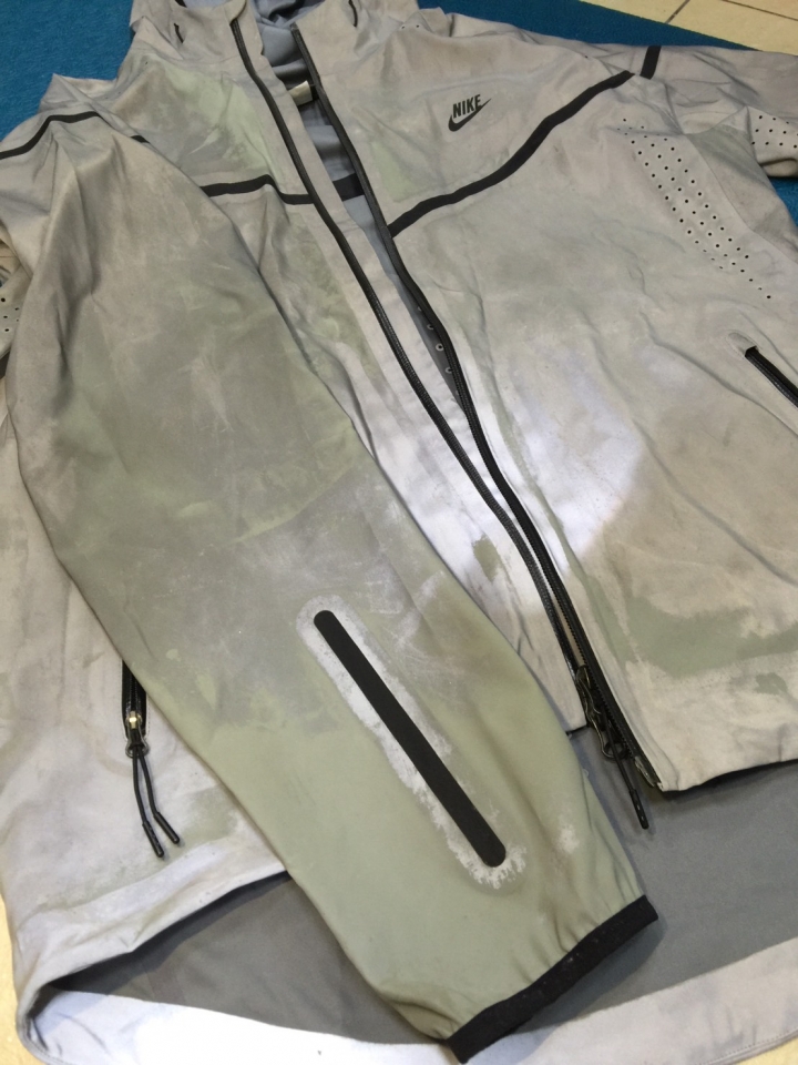 悲劇！NIKE Nike Vapor Flash Jacket 反光外套 嚴重掉漆