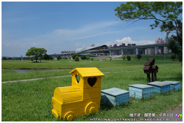 新北市鴨鴨地景藝術公園，超吸睛！地表最狂！可騎單車順遊重新橋市集、星光碼頭